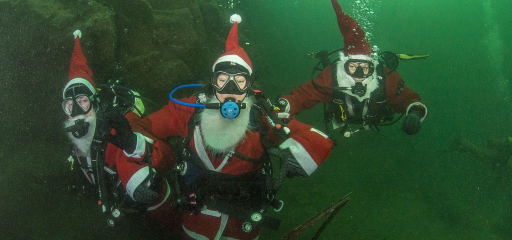 Scuba santas